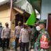 Kota Malang Bangun Posko PPKM Mikro hingga ke Tingkat RT 10 Kapolresta Malang Kota Kombes Pol Leonardus Simarmata menunjukkan bendera zonasi hijau di RW 1, Kelurahan Sukoharjo, Klojen, Kota Malang, Sabtu (13/02/2021). (Foto: Azmy/Tugu Jatim)