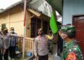 Kapolresta Malang Kota Kombes Pol Leonardus Simarmata menunjukkan bendera zonasi hijau di RW 1, Kelurahan Sukoharjo, Klojen, Kota Malang, Sabtu (13/02/2021). (Foto: Azmy/Tugu Jatim)