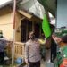 PPKM Mikro di Malang selama 5 Hari, 113 RT Berstatus Zona Kuning! 9 Kapolresta Malang Kota Kombes Pol Leonardus Simarmata menunjukkan bendera zonasi hijau di RW 1, Kelurahan Sukoharjo, Klojen, Kota Malang, Sabtu (13/02/2021). (Foto: Azmy/Tugu Jatim)