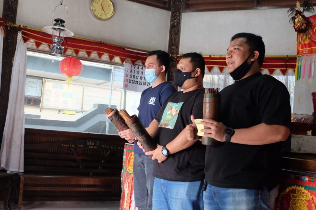 Pengunjung yang berada di Klenteng Dewi Kwan Im Gunung Kawi Kabupaten Malang. (Rap/Tugu Jatim)