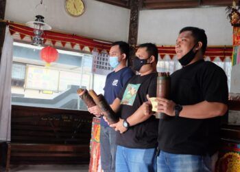 Pengunjung yang berada di Klenteng Dewi Kwan Im Gunung Kawi Kabupaten Malang. (Rap/Tugu Jatim)