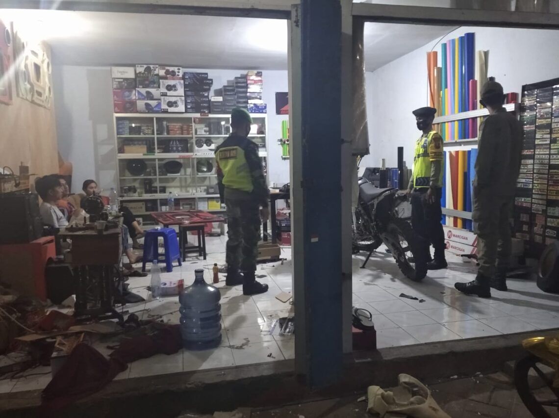Operasi Penegakan Disiplin di Pasuruan Bikin Warga Jera Tak Patuhi Prokes 1 Petugas operasi penegakan disiplin terus melakukan razia agar penyebaran Covid-19 tak semakin meluas di Kabupaten Pasuruan. (Foto: Dok/Tugu Jatim)