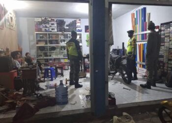 Petugas operasi penegakan disiplin terus melakukan razia agar penyebaran Covid-19 tak semakin meluas di Kabupaten Pasuruan. (Foto: Dok/Tugu Jatim)