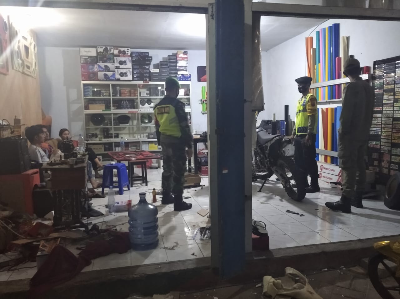 Petugas operasi penegakan disiplin terus melakukan razia agar penyebaran Covid-19 tak semakin meluas di Kabupaten Pasuruan. (Foto: Dok/Tugu Jatim)