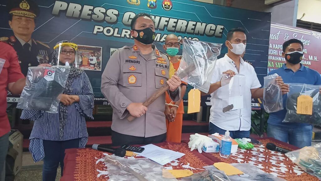 Kapolres Malang AKBP Hendri Umar saat konferensi pers kasus pembunuhan wanita di bekas mes PJB Kabupaten Malang. (Foto: Rap/Tugu Jatim)