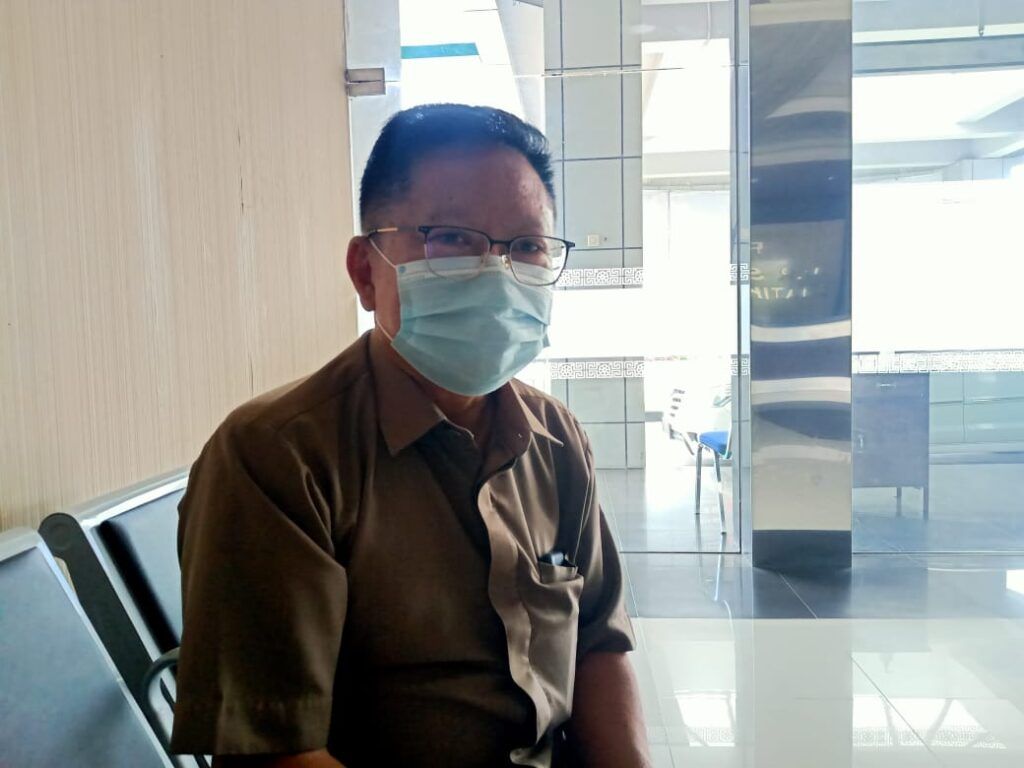 Humas RSUD Dr R. Sosodoro Djatikoesoemo Bojonegoro Drg Thomas Djaja saat memberikan keterangan mengenai pasien Covid-19 yang meninggal dunia selang 3 hari melarikan diri dari RS. (Foto: Mila Arinda/Tugu Jatim)