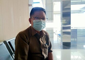 Humas RSUD Dr R. Sosodoro Djatikoesoemo Bojonegoro Drg Thomas Djaja saat memberikan keterangan mengenai pasien Covid-19 yang meninggal dunia selang 3 hari melarikan diri dari RS. (Foto: Mila Arinda/Tugu Jatim)