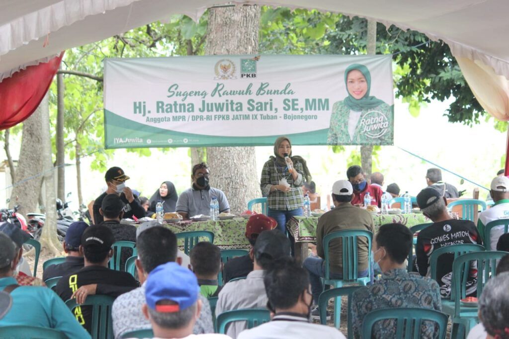 Anggota Komisi VII Dewan Perwakilan Rakyat Republik Indonesia (DPR RI) Ratna Juwita saat menerima aspirasi dari warga Dusun Mangkung, Desa Ngino, Kecamatan Semanding, Kabupaten Tuban. (Foto: Staf DPR RI Komisi VII/Tugu Jatim)