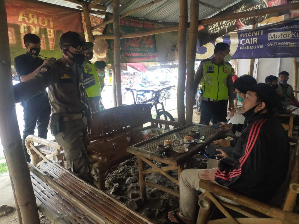 Petugas gabungan di Bojonegoro menindak masyarakat yang melanggar prokes. (Foto: Mila Arinda/Tugu Jatim)