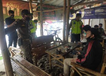 Tindak 32 Pelanggar, Petugas Gabungan Bojonegoro Lakukan Operasi Posdu di Beberapa Titik Keramaian 7 Petugas gabungan di Bojonegoro menindak masyarakat yang melanggar prokes. (Foto: Mila Arinda/Tugu Jatim)