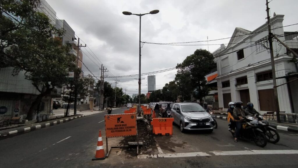 Median jalan tengah di kawasan Kayutangan Heritage dibongkar. (Foto: Azmy/Tugu Jatim)