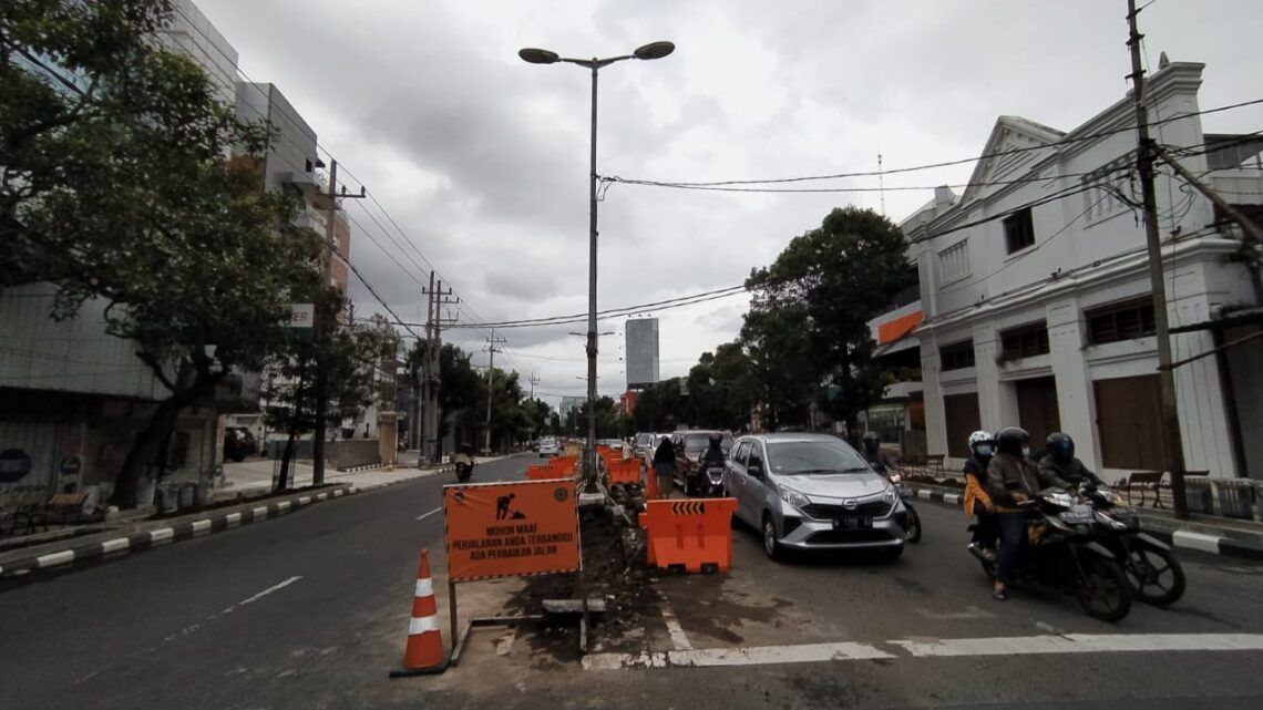 Molor, Proyek Kayutangan Heritage Malang Selesai Maret 1 Median jalan tengah di kawasan Kayutangan Heritage dibongkar. (Foto: Azmy/Tugu Jatim)