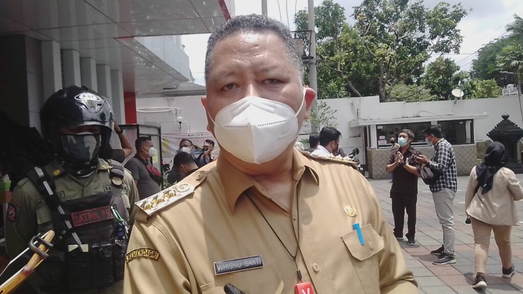 Wali Kota Surabaya (definitif) Whisnu Sakti Buana saat menjelaskan soal alat terapi plasma konvalesen di depan Unit Transfusi Darah PMI Surabaya, Selasa (16/02/2021). (Foto: Rangga Aji/Tugu Jatim)