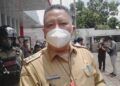 Wali Kota Surabaya (definitif) Whisnu Sakti Buana saat menjelaskan soal alat terapi plasma konvalesen di depan Unit Transfusi Darah PMI Surabaya, Selasa (16/02/2021). (Foto: Rangga Aji/Tugu Jatim)