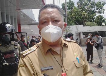 Wali Kota Surabaya (definitif) Whisnu Sakti Buana saat menjelaskan soal alat terapi plasma konvalesen di depan Unit Transfusi Darah PMI Surabaya, Selasa (16/02/2021). (Foto: Rangga Aji/Tugu Jatim)