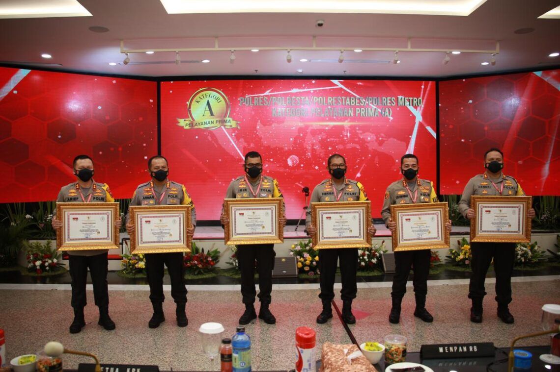 Raih Penghargaan, Polres Malang Terbaik dalam Pelayanan Publik 5 Kapolres Malang AKBP Hendri Umar menerima penghargaan untuk Polres Malang sebagai Pelayan Publik Terbaik Kategori Pelayanan Prima. (Foto: Humas Polres Malang/Tugu Jatim)