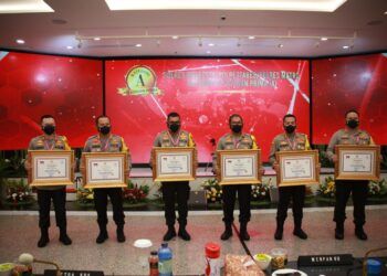 Kapolres Malang AKBP Hendri Umar menerima penghargaan untuk Polres Malang sebagai Pelayan Publik Terbaik Kategori Pelayanan Prima. (Foto: Humas Polres Malang/Tugu Jatim)