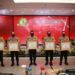 Kapolres Malang AKBP Hendri Umar menerima penghargaan untuk Polres Malang sebagai Pelayan Publik Terbaik Kategori Pelayanan Prima. (Foto: Humas Polres Malang/Tugu Jatim)
