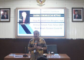 Pakar Komunikasi dan Motivator Nasional Dr Aqua Dwipayana saat memberikan materi kepada peserta Sharing Komunikasi dan Motivasi di Tasikmalaya, Jawa Barat. (Foto:Dok/Tugu Jatim)