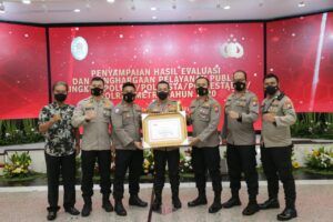 Kapolresta Malang Kota Kombes Pol Leonardus Simarmata foto bersama setelah menerima penghargaan. (Foto: Humas Polresta/Tugu Jatim)