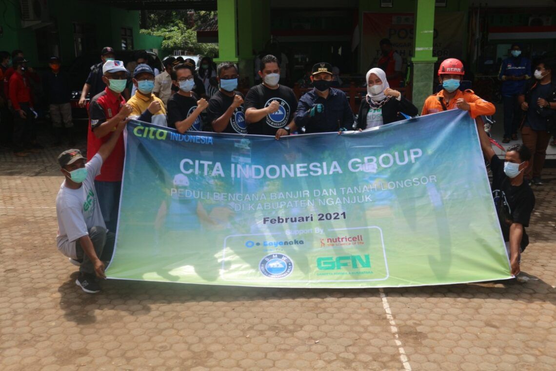 Cita Indonesia Group Ringankan Beban Korban Bencana Alam di Nganjuk 1 Cita Indonesia Group foto bersama Bupati Nganjuk Novi Rahman Hidayat saat menyalurkan bantuan untuk warga di Nganjuk yang terdampak bencana alam longsor. (Foto:Dok/Tugu Jatim)
