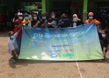 Cita Indonesia Group foto bersama Bupati Nganjuk Novi Rahman Hidayat saat menyalurkan bantuan untuk warga di Nganjuk yang terdampak bencana alam longsor. (Foto:Dok/Tugu Jatim)