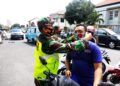 Babinsa Rembang Pasuruan terus mengimbau masyarakat agar mematuhi prokes. Warga yang tak memakai masker diberi secara gratis ketika operasi gabungan dilakukan. (Foto: Dok/Tugu Jatim)