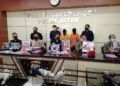 Kepala Humas Polda Jatim Kombes Pol Gatot Repli Handoko bersama jajaran Ditreskrimsus dan BKSDA Jatim saat pers rilis soal perdagangan ilegal satwa langka. (Foto: Rangga Aji/Tugu Jatim)
