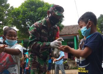 Meski berada di tempat pengungsian, warga Nganjuk yang terdampak bencana tanah longsor tetap menjalankan protokol kesehatan. (Foto: Dok/Tugu Jatim)