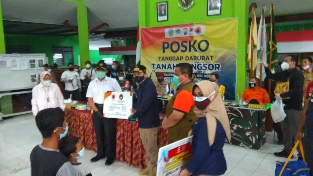 Menko PMK Muhadjir Effendy saat memberikan bantuan kepada warga terdampak bencana longsor di Nganjuk. (Foto: Noe/Tugu Jatim)