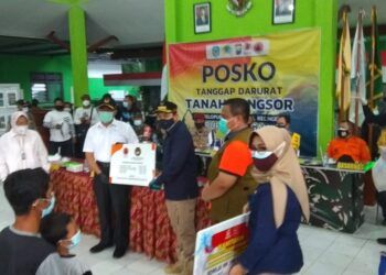 Menko PMK Muhadjir Effendy saat memberikan bantuan kepada warga terdampak bencana longsor di Nganjuk. (Foto: Noe/Tugu Jatim)