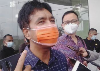 Anggota Komisi A DPRD Kota Surabaya Imam Syafi'i ketika diwawancara soal operasional RS Siloam di depan City of Tomorrow (Cito) Mall Surabaya, Rabu (17/02/2021). (Foto: Rangga Aji/Tugu Jatim)