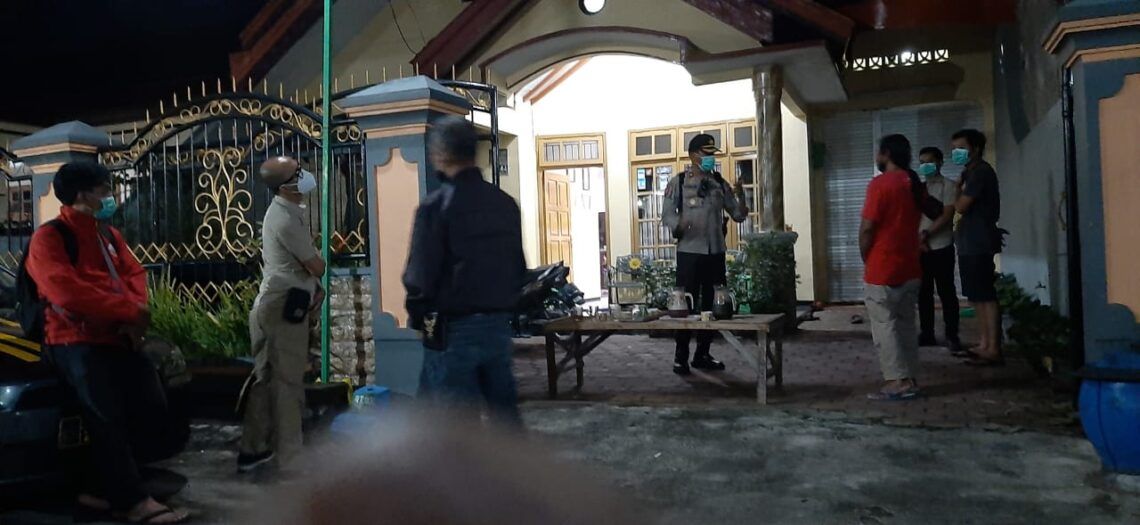 Maling Nyamar Jadi Petugas Disinfeksi, Sikat Kalung hingga Emas Batangan! 1 Petugas Polsek Kedungkandang saat oleh TKP kasus maling yang nyamar jadi petugas RS. (Foto: Polsek Kedungkandang/Tugu Jatim)