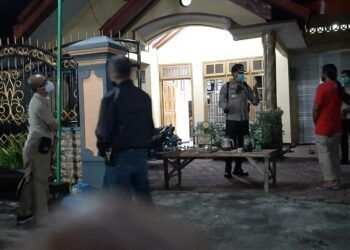 Petugas Polsek Kedungkandang saat oleh TKP kasus maling yang nyamar jadi petugas RS. (Foto: Polsek Kedungkandang/Tugu Jatim)
