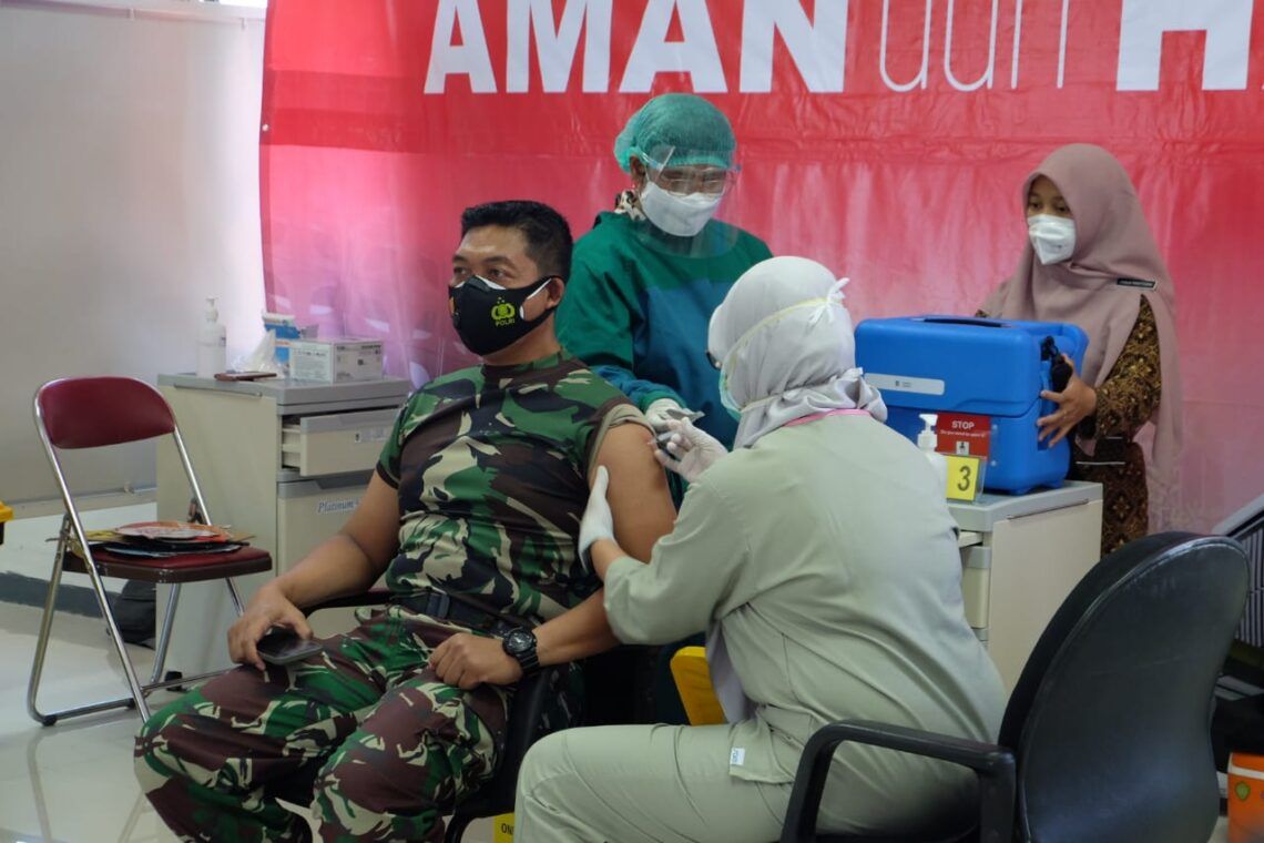 Dandim 0818 Kabupaten Malang-Kota Batu Beri Tip Sembuh dari Covid-19 1 Dandim 0818 Kabupaten Malang-Kota Batu Letkol Inf Yusub Dody Sandra saat vaksinasi. (Foto: Rap/Tugu Jatim)