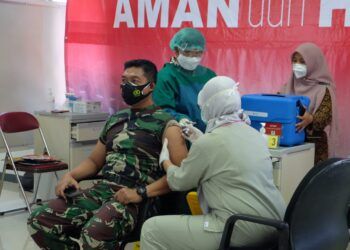 Dandim 0818 Kabupaten Malang-Kota Batu Letkol Inf Yusub Dody Sandra saat vaksinasi. (Foto: Rap/Tugu Jatim)