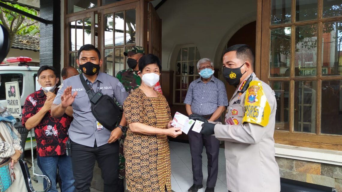 RS Ibu-Anak Mardi Waloeja Rampal Malang Siap Layani Vaksinasi TNI-Polri 1 Kapolresta Malang Kota Kombes Pol Leonardus Simarmata mendatangi RSIA Mawar Kamis (18/02/2021). (Foto: Azmy/Tugu Jatim)