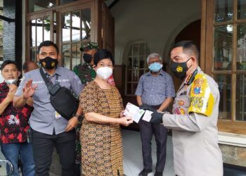 Kapolresta Malang Kota Kombes Pol Leonardus Simarmata mendatangi RSIA Mawar Kamis (18/02/2021). (Foto: Azmy/Tugu Jatim)