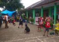 Anak-anak yang mengungsi karena bencana longsor sedang bermain di halaman SDN 3 Ngetos, Nganjuk. (Foto: Noe/Tugu Jatim)