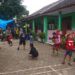 Anak-anak yang mengungsi karena bencana longsor sedang bermain di halaman SDN 3 Ngetos, Nganjuk. (Foto: Noe/Tugu Jatim)