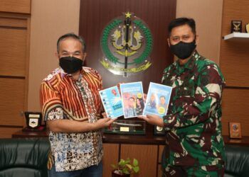 Panglima Divisi Infanteri (Pangdivif) 2/Vira Cakti Yudha Kostrad Mayjen TNI Tri Yuniarto diberi buku trilogi karya Pakar Komunikasi dan Motivasi Dr Aqua Dwipayana. (Foto: Dok/Tugu Jatim)