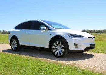 Mobil Tesla/Pixabay