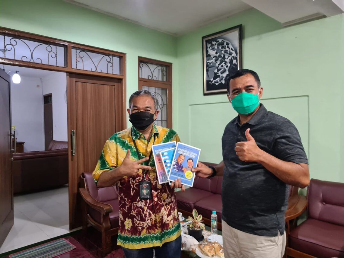 Pakar Komunikasi dan Motivator Nasional Dr Aqua Dwipayana memberikan buku trilogi karyanya kepada Komandan Sekolah Calon Perwira Angkatan Darat (Secapa AD) Bandung Mayjen TNI Ferry Zein. (Foto:Dok/Tugu Jatim)