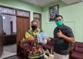 Pakar Komunikasi dan Motivator Nasional Dr Aqua Dwipayana memberikan buku trilogi karyanya kepada Komandan Sekolah Calon Perwira Angkatan Darat (Secapa AD) Bandung Mayjen TNI Ferry Zein. (Foto:Dok/Tugu Jatim)