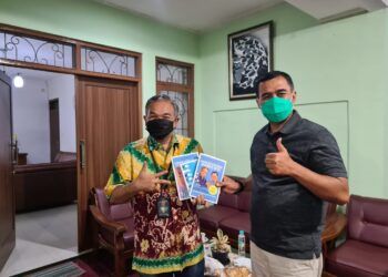 Pakar Komunikasi dan Motivator Nasional Dr Aqua Dwipayana memberikan buku trilogi karyanya kepada Komandan Sekolah Calon Perwira Angkatan Darat (Secapa AD) Bandung Mayjen TNI Ferry Zein. (Foto:Dok/Tugu Jatim)