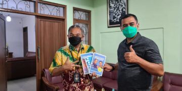 Pakar Komunikasi dan Motivator Nasional Dr Aqua Dwipayana memberikan buku trilogi karyanya kepada Komandan Sekolah Calon Perwira Angkatan Darat (Secapa AD) Bandung Mayjen TNI Ferry Zein. (Foto:Dok/Tugu Jatim)