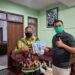 Dr Aqua Dwipayana Memotivasi Ribuan Siswa dan Gadik di Secapa AD Bandung 12 Pakar Komunikasi dan Motivator Nasional Dr Aqua Dwipayana memberikan buku trilogi karyanya kepada Komandan Sekolah Calon Perwira Angkatan Darat (Secapa AD) Bandung Mayjen TNI Ferry Zein. (Foto:Dok/Tugu Jatim)