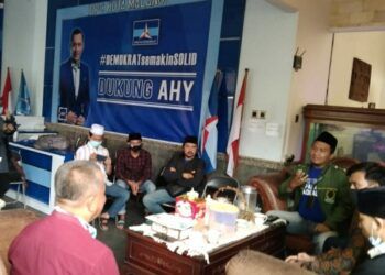 Kader Barikade Gus Dur saat mendatangi kantor DPC Partai Demokrat Kota Malang. (Foto: Barikade Gus Dur/Tugu Jatim)