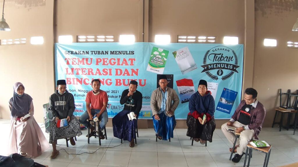 Gerakan Tuban Menulis (GTM) menggelar melek literasi di kalangan pemuda-pemudi di Tuban. (Foto: Rochim/Tugu Jatim)