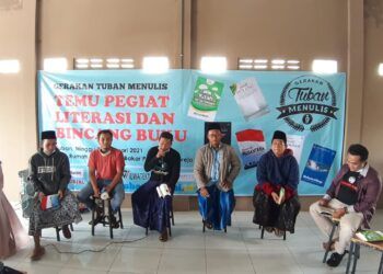 Gerakan Tuban Menulis (GTM) menggelar melek literasi di kalangan pemuda-pemudi di Tuban. (Foto: Rochim/Tugu Jatim)